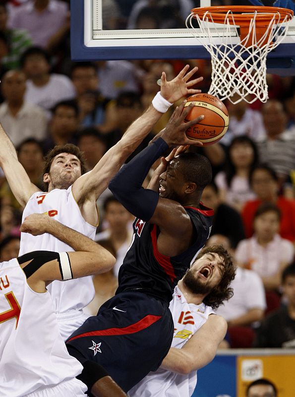 Rudy Fernandez, intenta taponar al estadounidense Dwight Howard