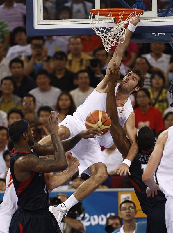El español Rudy Fernández realiza un magnífico mate.