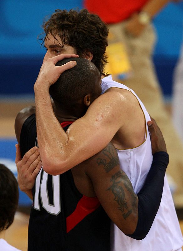 Pau Gasol y Kobre Bryant se abrazan tras el final del partido