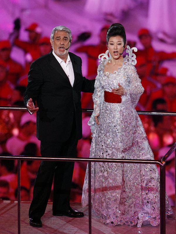 Spanish tenor Placido Domingo and Chinese soprano perform during the closing ceremony in the National Stadium at the Beijing 2008 Olympic Games