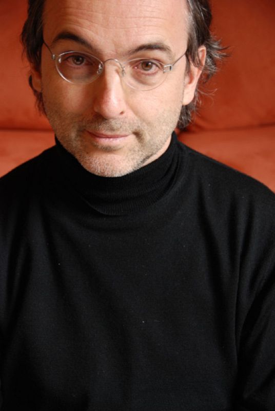 Carlos Galilea dirige y presenta 'Cuando los elefantes sueñan con la música', en Radio 3, desde 1987. Además, opina sobre músicas del mundo en 'El País' y ha escrito varios libros sobre sonidos de diferentes países.