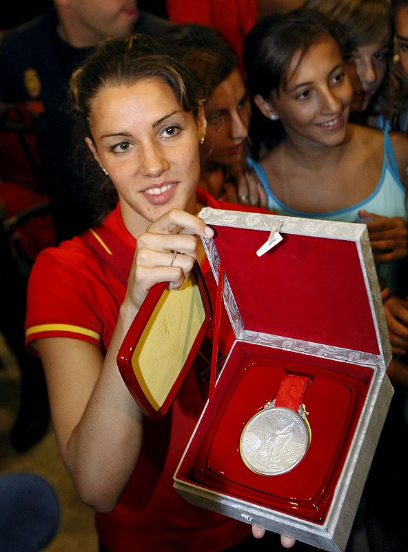 La nadadora Alba Cabello muestra su medalla de plata obtenida en natación sincronizada.