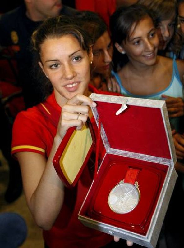 La nadadora Alba Cabello muestra su medalla de plata obtenida en natación sincronizada.