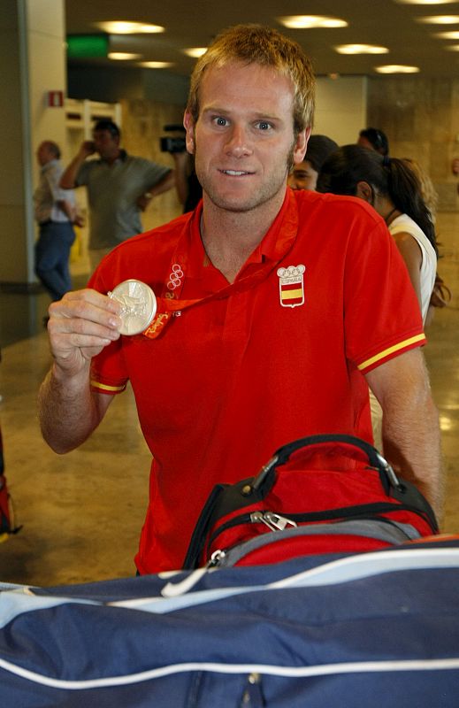 Ramón Alegre, jugador de la selección española de hockey, muestra la medalla de plata obtenida por su equipo en los Juegos.