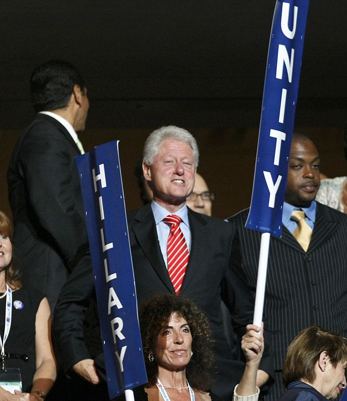 El ex presidente de Estados Unidos apoya desde el público a su mujer, Hillary Clinton, en la Convención Demócrata de Denver.