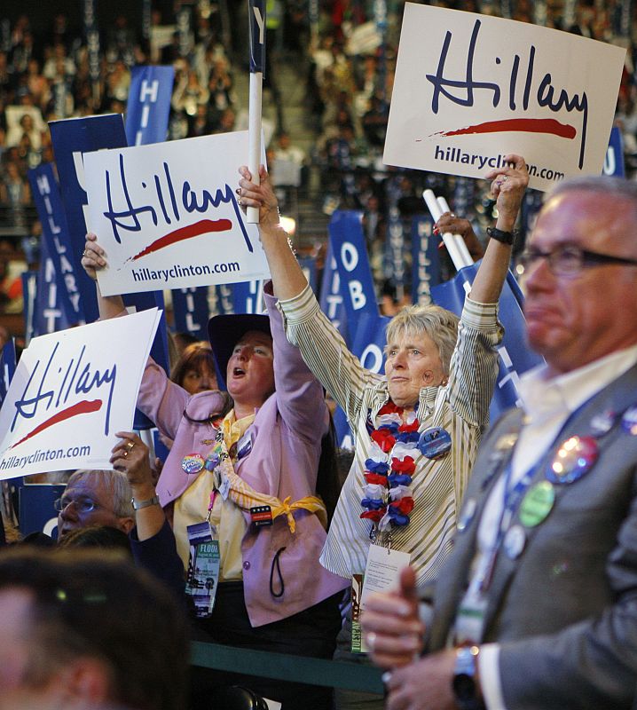 Seguidores de Hillary Clinton la apoyan en la Convención de Denver en la que ha mostrado su apoyo al candidato Barack Obama.