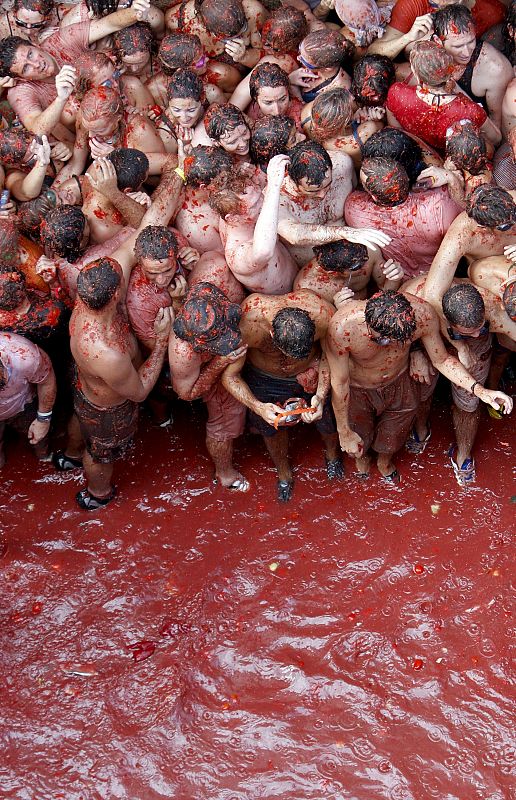 La popularidad de la Tomatina aumentó enormemente gracias a un reportaje de Javier Basilio, emitido en Informe Semanal en 1983.