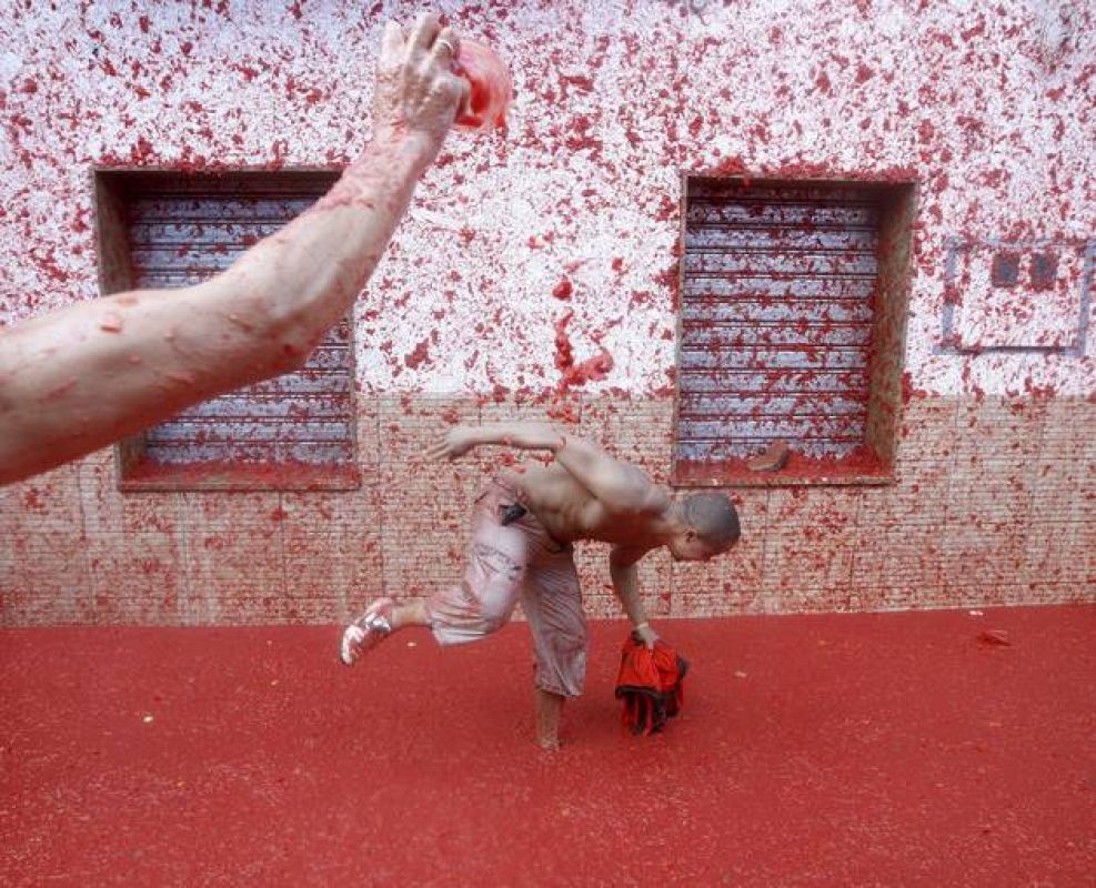 El lanzamiento de tomates ha comenzado a las 11.00 y ha durado una hora. Tras el aviso con el que se da por terminada la batalla de tomates, los asistentes no pueden lanzarse ninguna hortaliza más aunque pueden permanecer en el recorrido. 