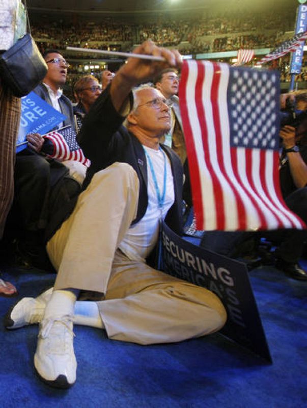 El humorista Chevy Chase escucha el discurso de Bill Clinton en la Convención demócrata de Denver.