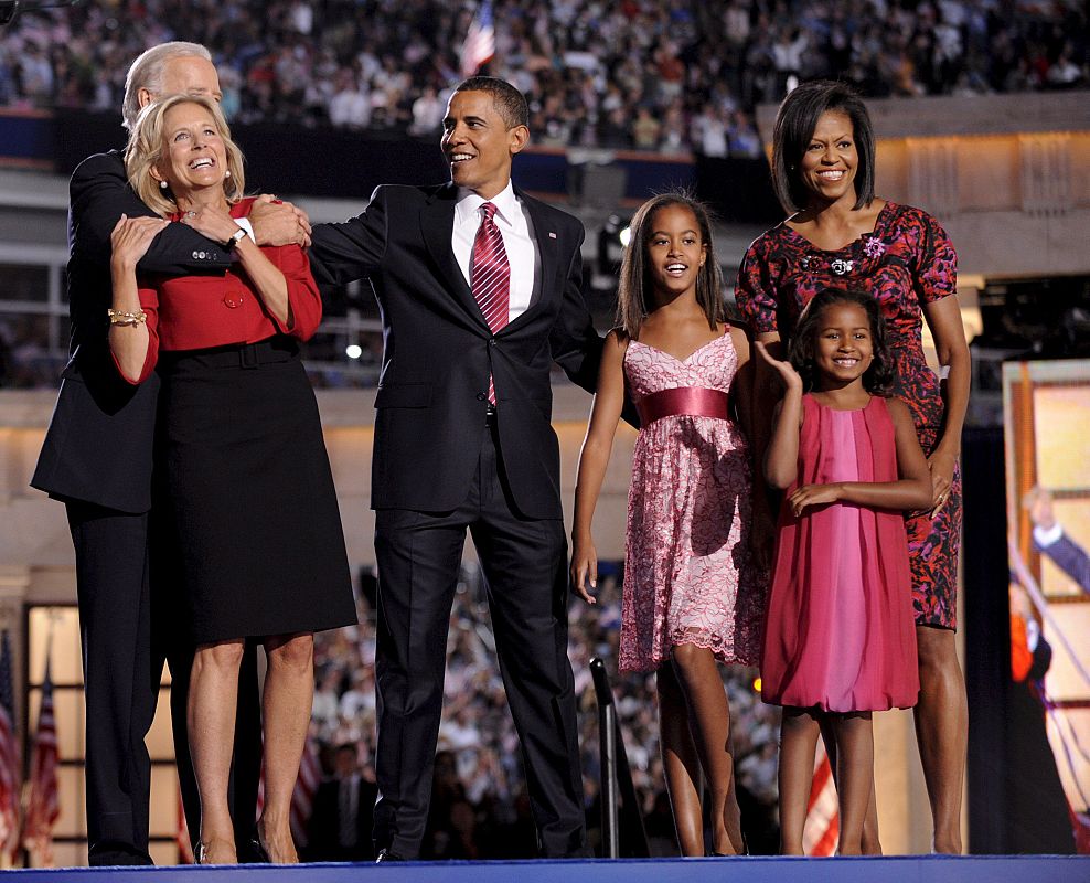 Obama y Biden aparecieron junto en el escenario con sus familias