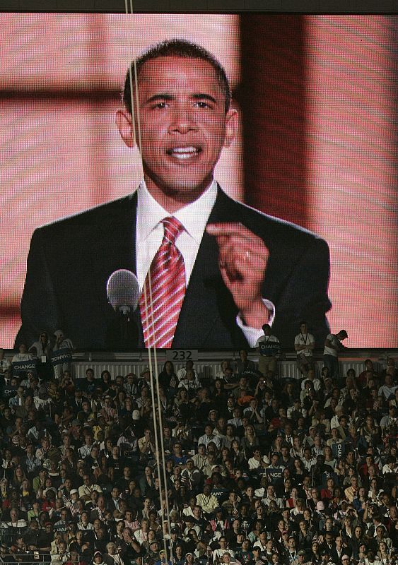 Las miles de personas que se dieron cita en Denver pudieron seguir a Obama a través de pantallas gigantes