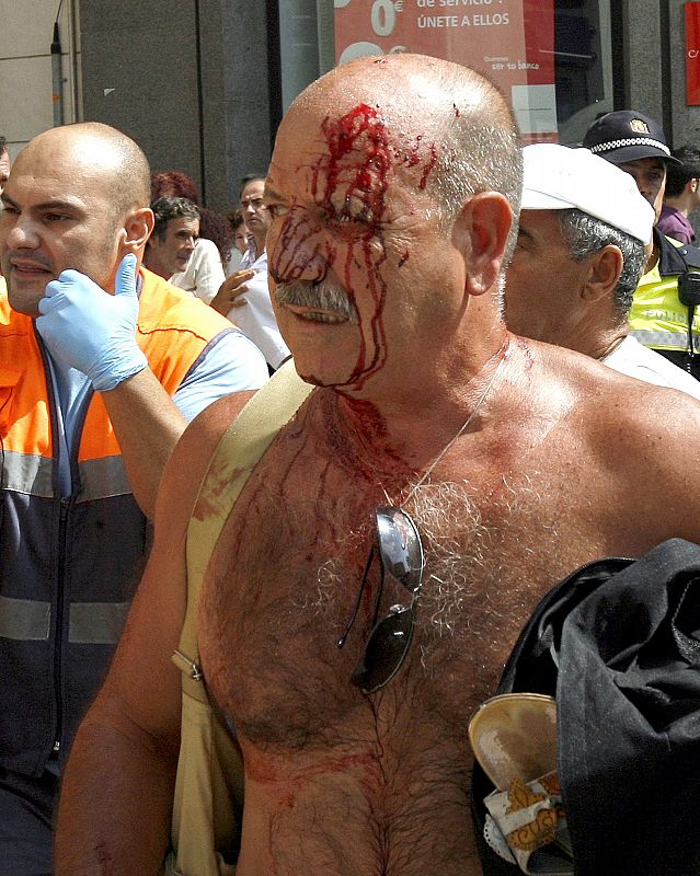 SIETE PERSONAS HERIDAS AL IRRUMPIR UN VEHÍCULO EN LA CALLE LARIOS DE MÁLAGA