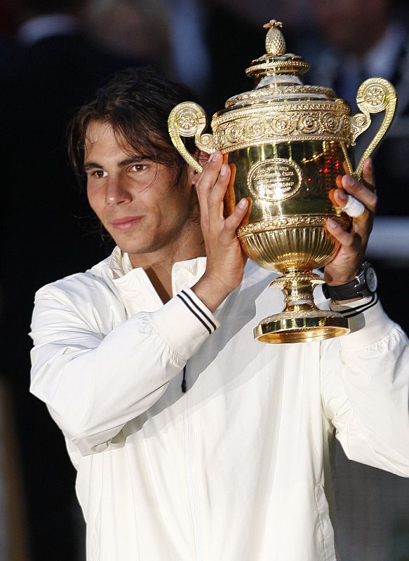 Nadal alza su trofeo tras vencer a Federer en la final de Wimbledon.