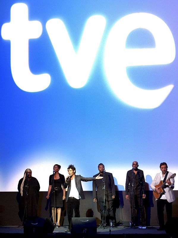 El evento ha servido para presentar la nueva cabecera de la serie, una versión diferente de la canción de Fórmula V, que llega con ritmo flamenco de la mano de Juan Carmona y Pitingo.