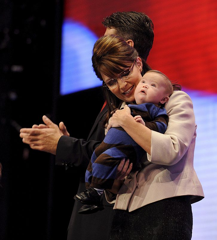 Sarah Palin con su hijo pequeño Trig durante la Convención de los Republicanos en Saint Paul.