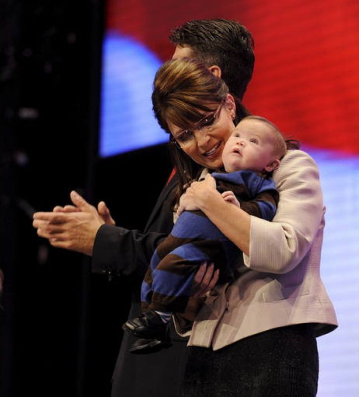 Sarah Palin con su hijo pequeño Trig durante la Convención de los Republicanos en Saint Paul.