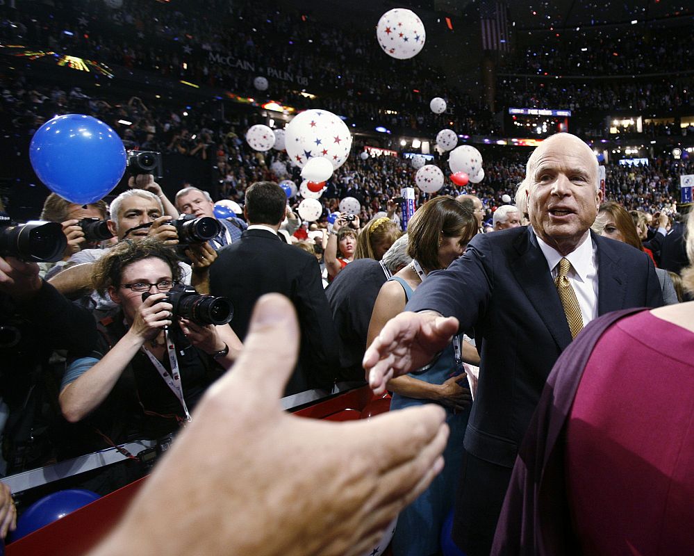 John McCain saluda a los delegados asistentes a la Convención Republicana celebrada en Minnesota en la que ha sido proclamado candidato a la Casa Blanca.