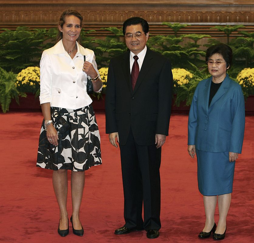 El presidente de China, Hu, y su mujer, junto a la Infanta Cristina, que ha presenciado la ceremonia inaugural.