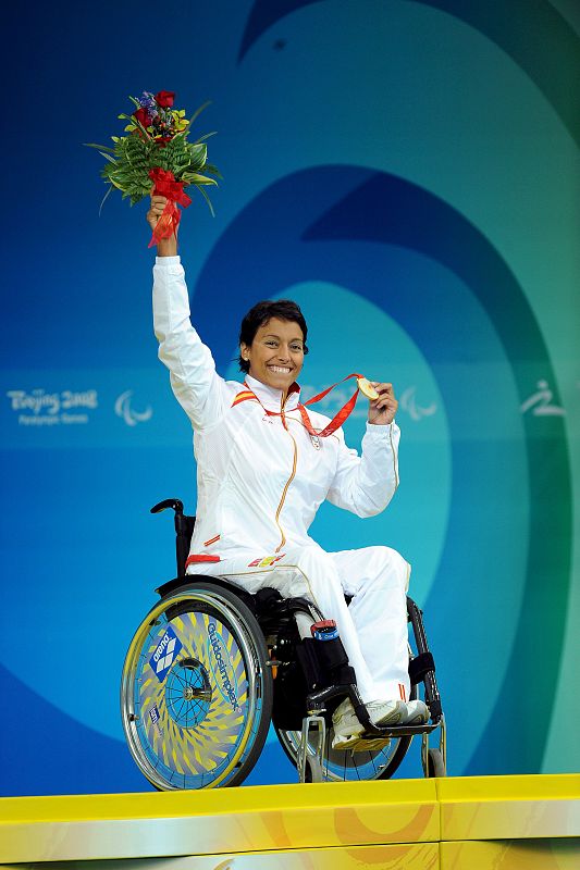 Teresa Perales recibe la medalla de oro que ha conseguido en la final de 100 metros libres, en la que ha batido el récord mundial de la prueba, con un crono de 1:16.65.
