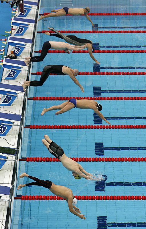 Comienza la competición masculina de los 100 metros libre.