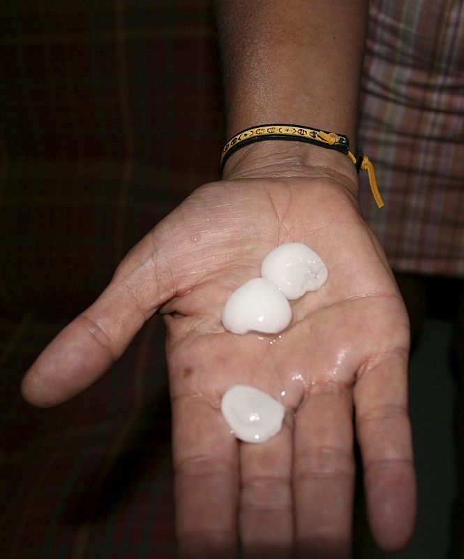 A primera hora de esta madrugada una fuerte tormenta de granizo descargó sobre Madrid. En la foto, el tamaño de algunos de los granizos que cayeron en el centro de la capital.