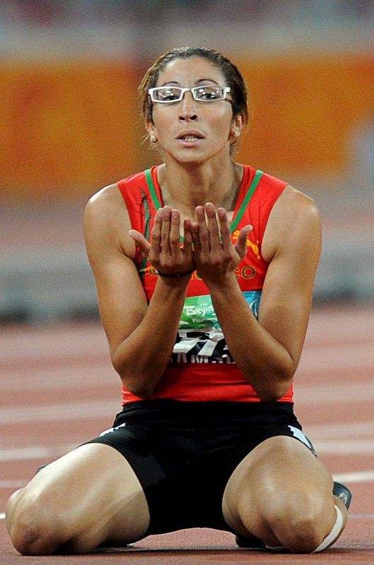La atleta marroquí Sanaa Benhama después de ganar la final de 400 metros femeninos, categoría T13.