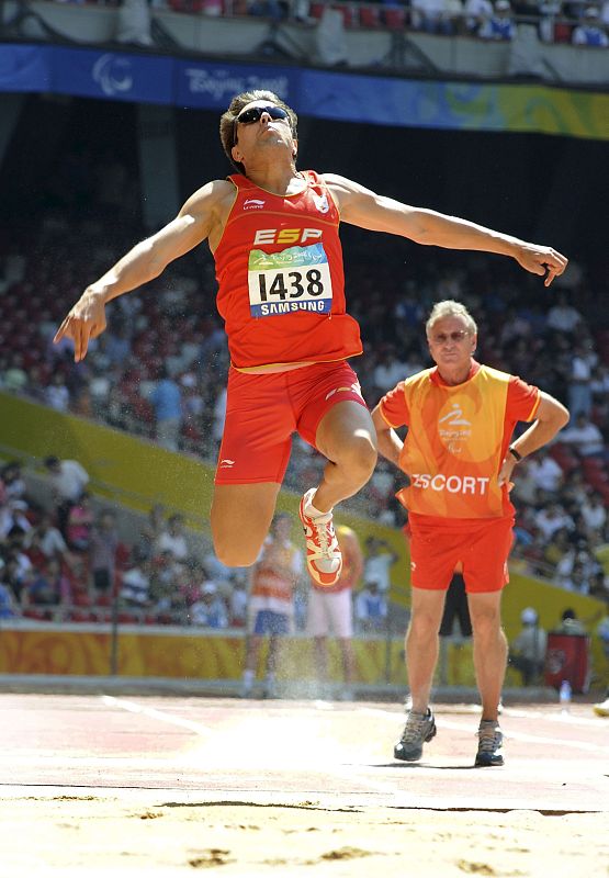 El atleta Javier Porras, durante uno de los saltos con el que ha conseguido la medalla de bronce en triple salto.