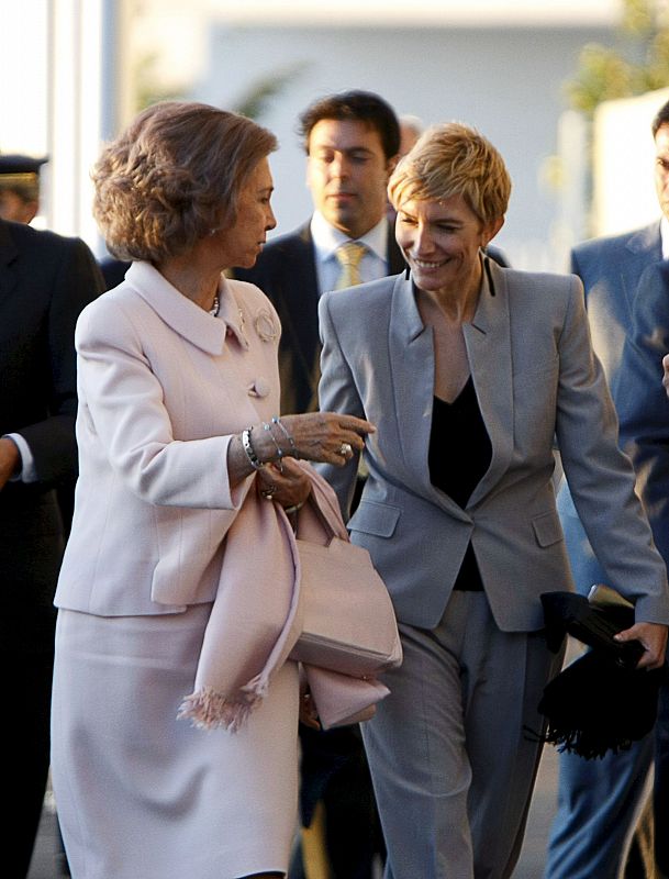 Doña Sofía conversa con Sonsoles Espinosa, esposa del presidente del Gobierno, José Luis Rodríguez Zapatero, a la llegada de los reyes a la capital aragonesa para participar en la ceremonia de clausura de la Exposición Internacional de Zaragoza.