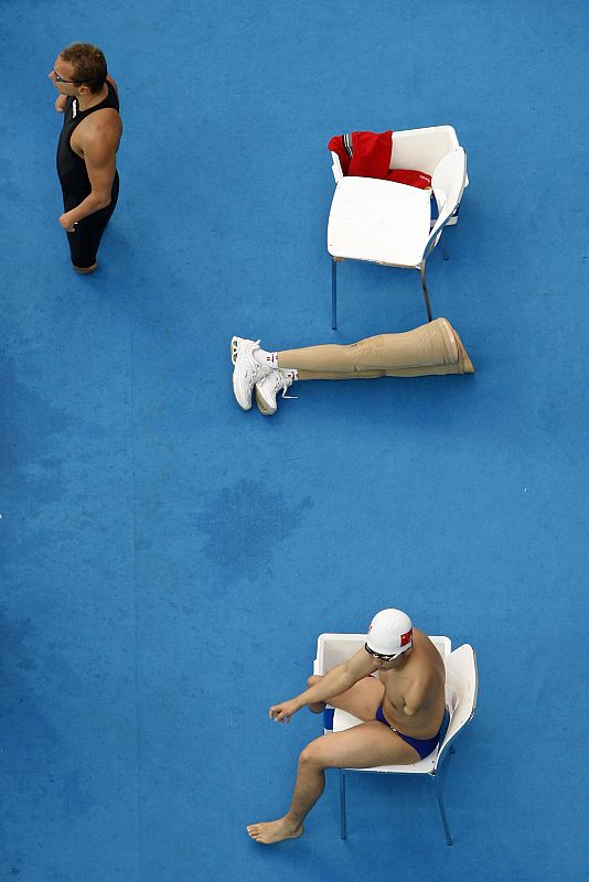 El español Vicente Torres y el chino Tian esperan su turno en la final de 4X50m.