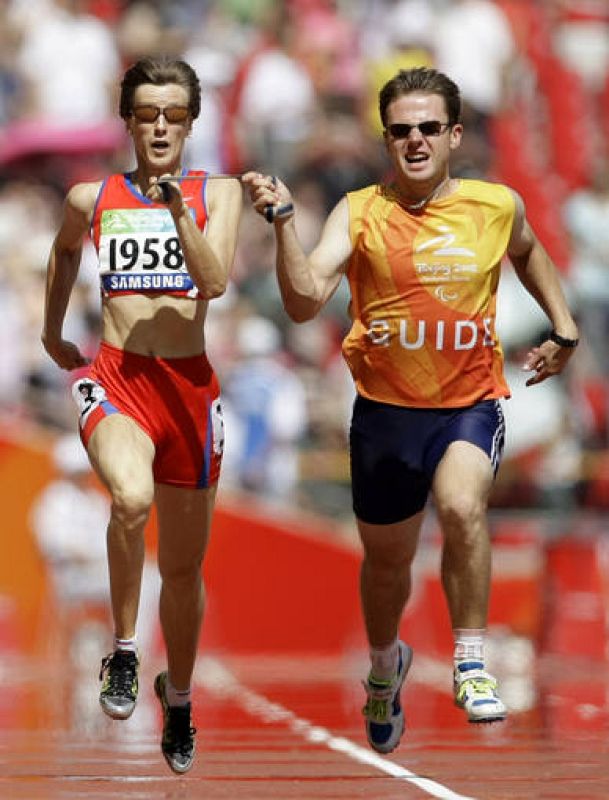 Frolova de Rusia y su guía, durante la carrera de los 100 metros T11.