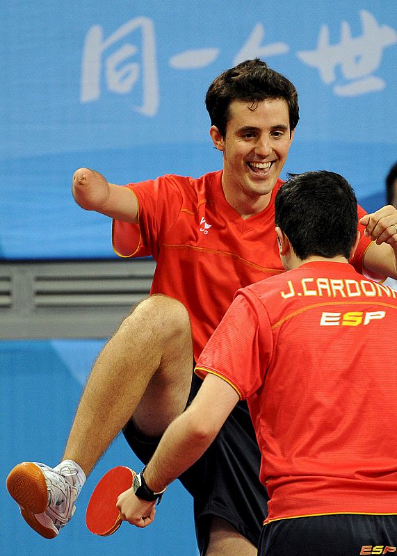 El equipo español de tenis de mesa formado por José Manuel Ruiz y Jorge Cardona celebran tras ganar a la pareja checa.