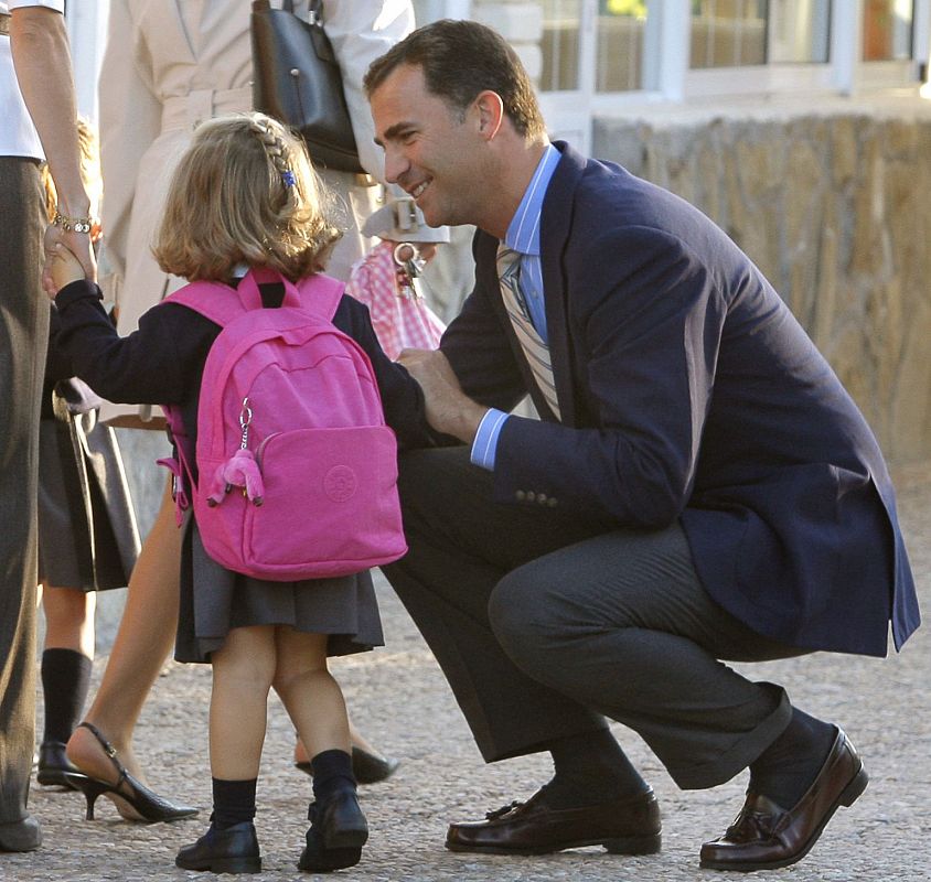 La Infanta Leonor, junto a su padre, Don Felipe, momentos antes de asistir a su primer día de clase en situado en el municipio madrileño de Aravaca