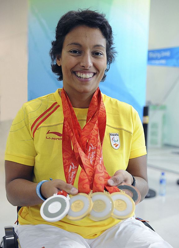 Teresa Perales muestra las cinco medallas logradas en los Juegos Paralímpicos de Pekín.