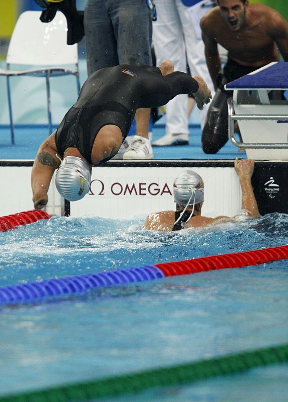 El nadador Daniel Vidal se lanza al agua para participar en la prueba de relevo 4x50 estilos, en la que el equipo español ha conseguido la medalla de bronce.