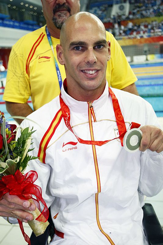 Richard Oribe muestra su medalla de plata conseguida en la prueba de 50 libres S4.