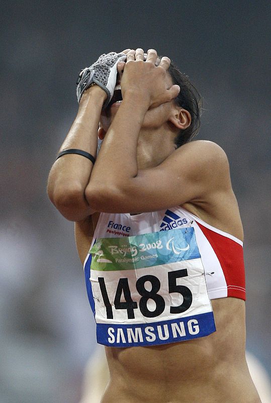 Assia El'Hannouni, de Francia, celebra su victoria, tras ganar la medalla de oro en los 200 metros, categoría T12.