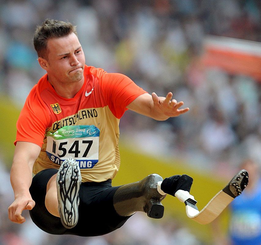 El atleta alemán Heinrich Popow vuela en el estadio en la prueba de salto de longitud.