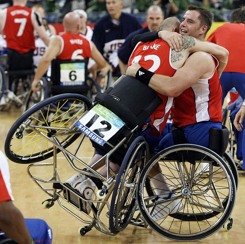 Los británicos Munn y Blake celebran la medalla de bronce conseguida después de derrrotar al equipo estadounidense por 77-85.