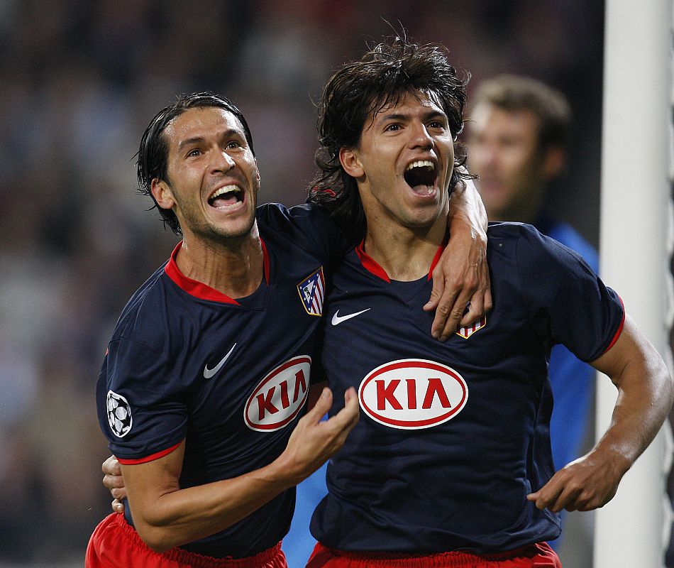 Agüero celebra, junto a Luis García, el primero de sus dos goles ante el PSV Eindhoven.