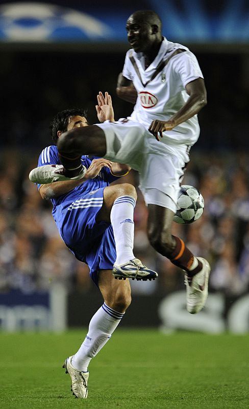 Deco lucha un balón contra Alou Diarra