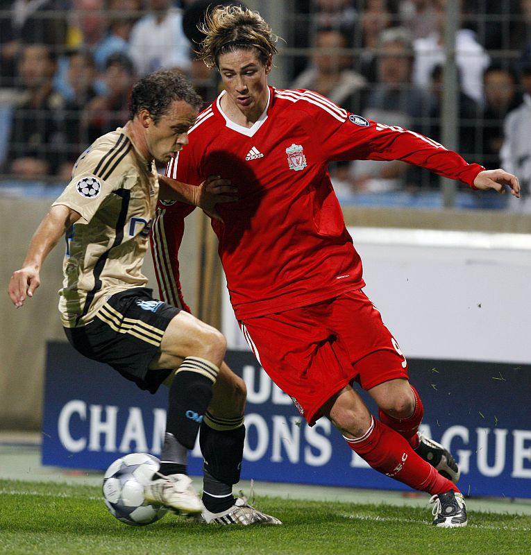 Fernando Torres intenta marcharse sin éxito del jugador del Olympique de Marsella Bonnart.