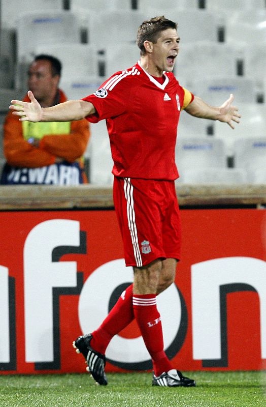 Steven Gerrard celebra el primero de sus dos goles frente al Olympique de Marsella.