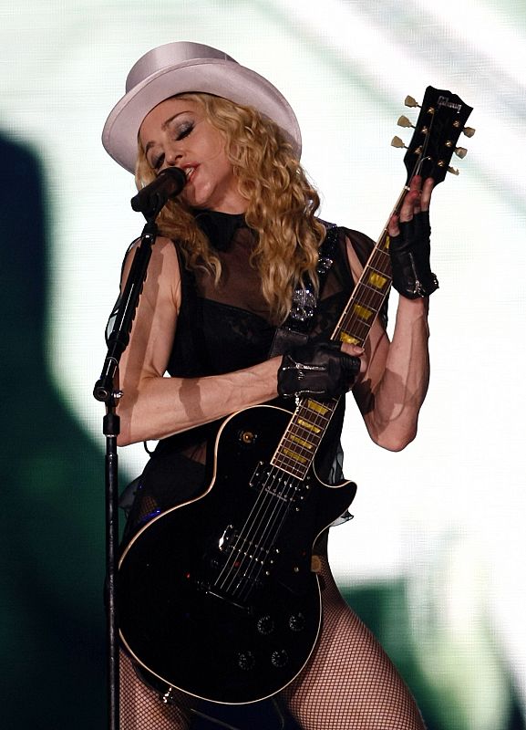 La cantante estadounidense Madonna durante su concierto en Sevilla dentro de su gira.
