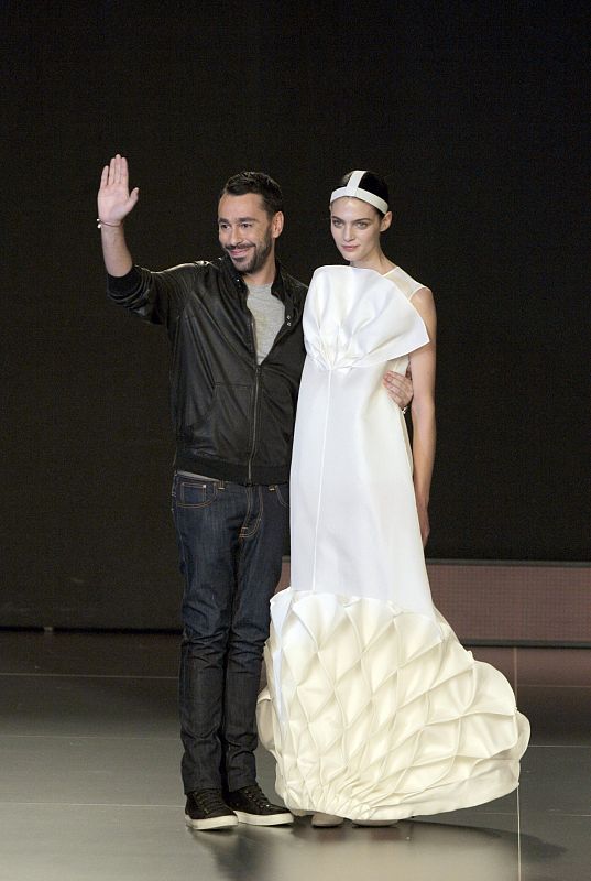 Juanjo Oliva saluda al público que aplaude al finalizar el desfile de su colección para la temporada Primavera-Verano 2009 presentada en CIBELES MADRID.