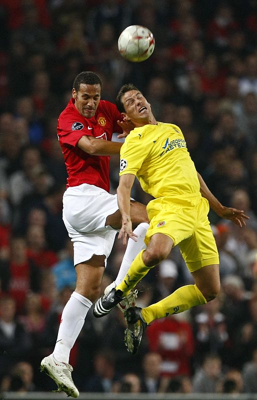 Rio Ferdinand del Manchester United y Guille Franco del Villarreal pelean por la pelota.