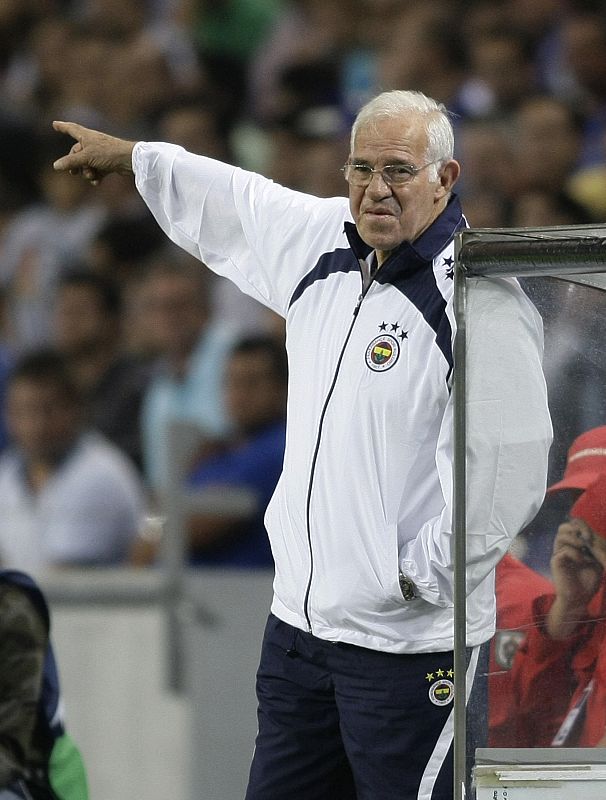 Luis Aragones, entrenador del Fenerbahce, indica a sus jugadores durante el partido ante el Oporto.