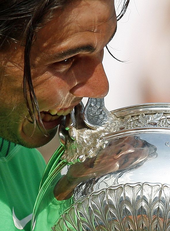 Rafa Nadal muerde su cuarto trofeo de Roland Garros, conseguido en 2008.
