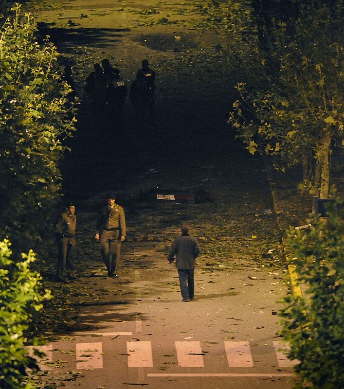 Agentes de la Policía y militares, en la zona del atentado