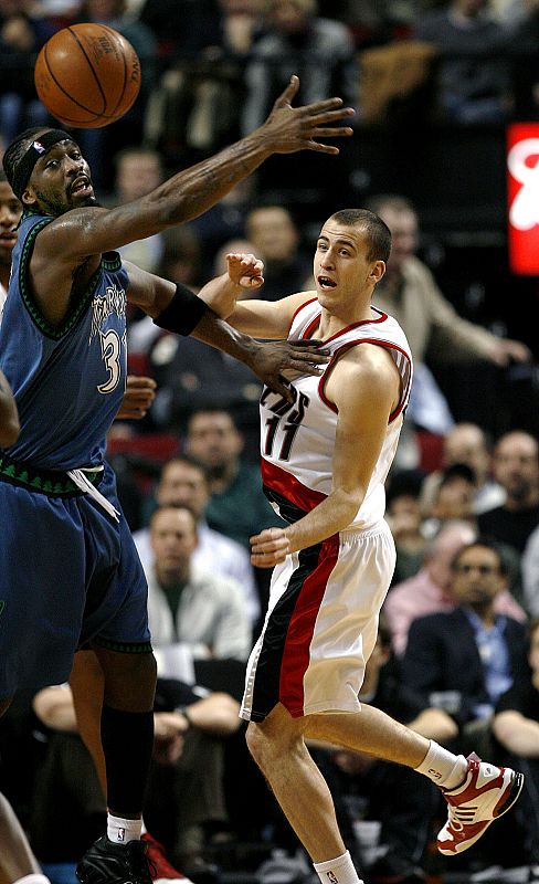 El base Sergio Rodríguez seguirá siendo el número once de los Blazers.