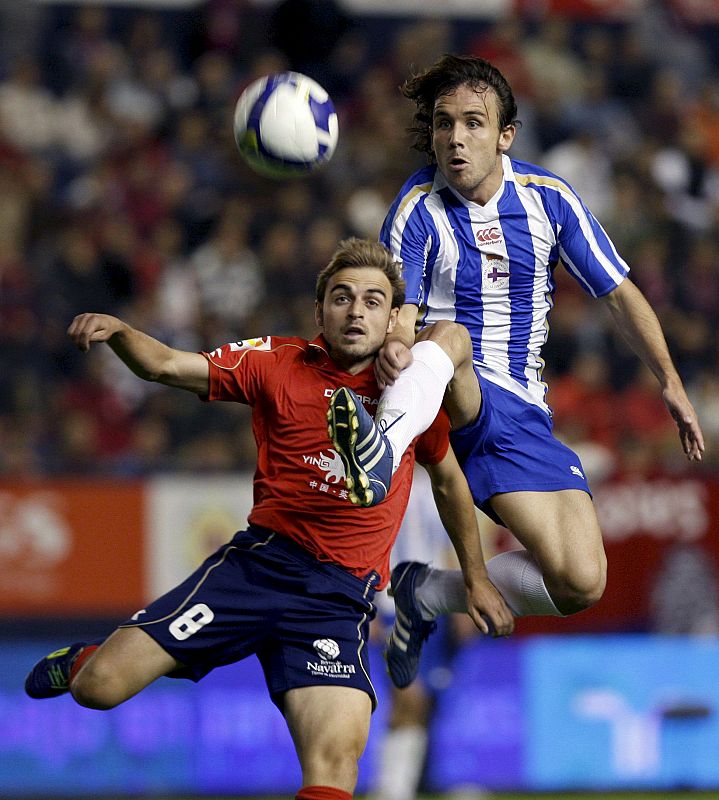 El centrocampista de Osasuna Hector Font disputa el balón ante el mediocentro del Deportivo de La Coruña Joan Verdú, durante el encuentro que terminó con empate a cero.